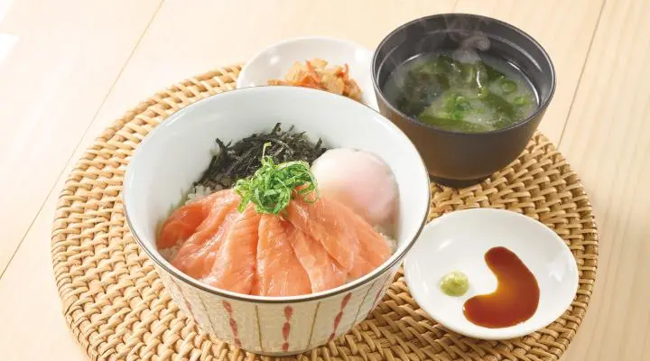 とろサーモン丼（みそ汁・惣菜つき）