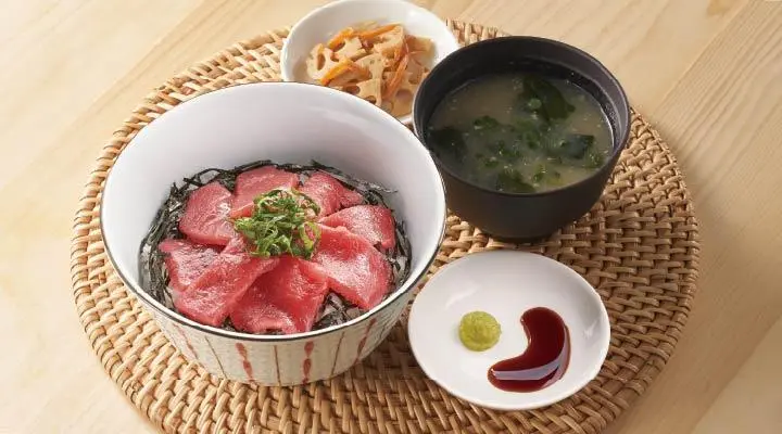 本まぐろの鉄火丼（みそ汁・惣菜つき）