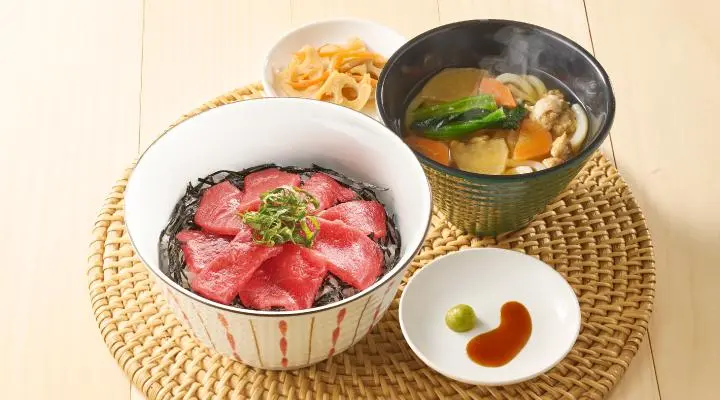 本まぐろの鉄火丼＆鶏野菜うどん（惣菜つき）