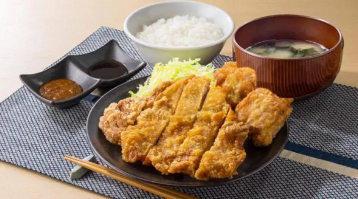よくばり大判から揚げ定食（大判から揚げ１枚＆ももから揚げ２コ）
