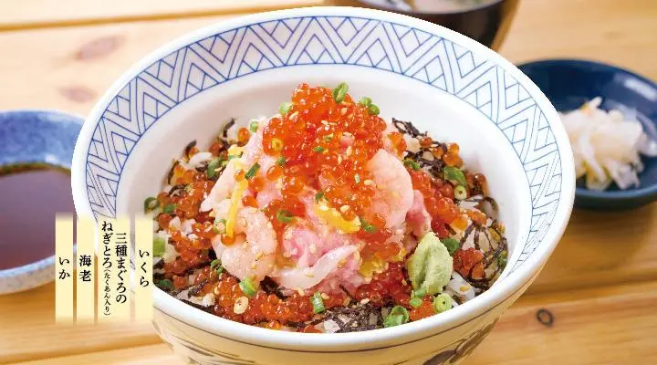 こぼれいくらの海鮮丼（お味噌汁・お新香付き）