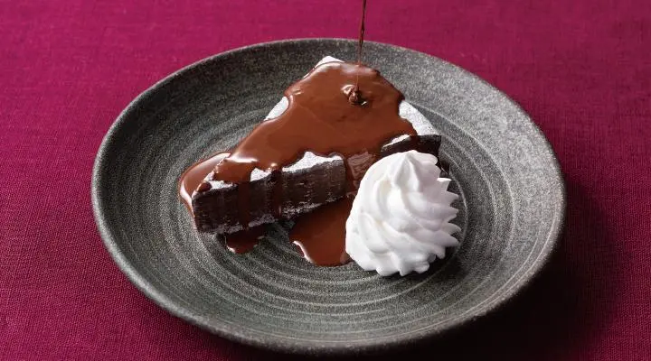 チョコオンチョコレートケーキ（ホイップクリーム添え）