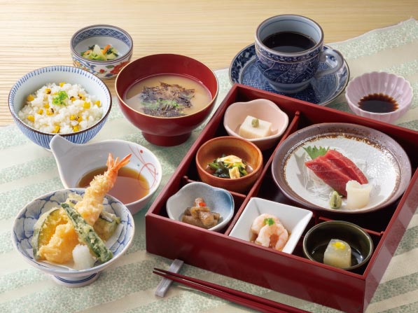 お昼の彩り弁当